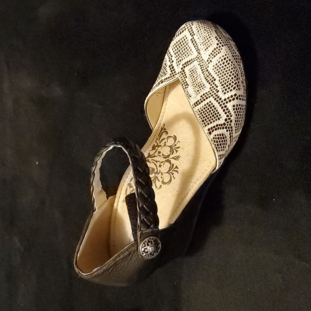 Aetrex closed toe wedge with arch support. Size 7.5-8